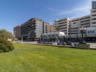 Di fronte alla spiaggia si trova un agglomerato di edifici da sempre un po� isolato dal resto di Bari